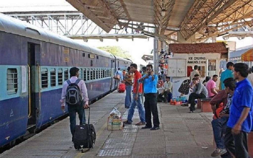 Railway Alert : बिना टिकट प्लेटफॉर्म पर नहीं मिलेगी एंट्री, सर्कुलेटिंग एरिया में रोके यात्री