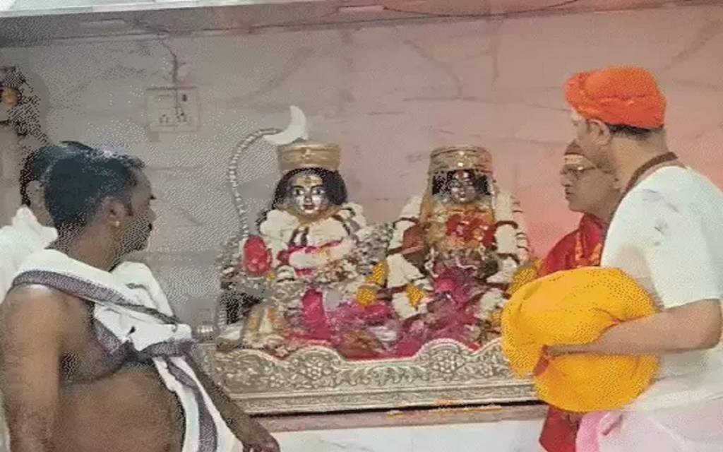 Rangbhari Ekadashi: महंत आवास से गौरा का गौना कराकर निकले बाबा विश्वनाथ, पंचबदन प्रतिमा ढक कर निकाली गई पालकी, कड़ी सुरक्षा के बीच पूरी हुई परंपरा