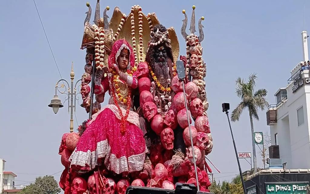महादेव की नगरी काशी में धधकती चिताओं के बीच अघोरी और तांत्रिक नागा साधुओ ने खेली भस्म की होली, भूत-प्रेतों ने कराया माता पार्वती का गौना