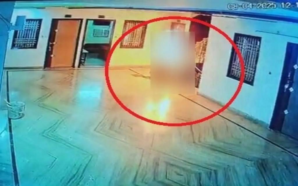 गर्लफ्रेंड को होटल में मिलने बुलाया फिर खुद को कर लिया आग के हवाले, बचाने में प्रेमिका भी झुलसी