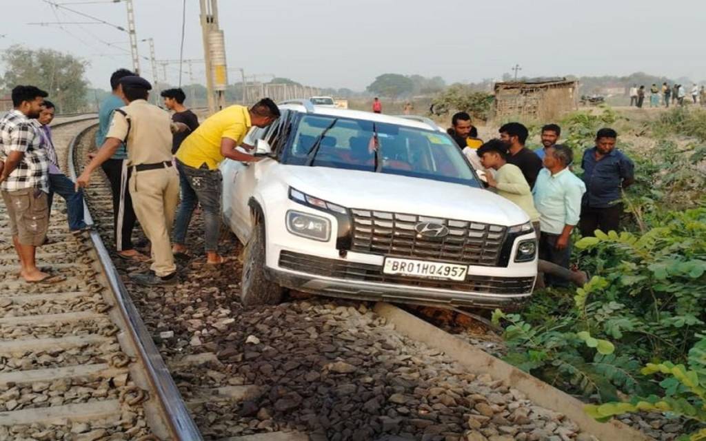 जाना था गोपालगंज Google Maps ने पहुंचा दिया जगतबेला रेल लाइन पर, लोको पायलट ने ब्रेक लगाकर रोकी ट्रेन; RPF ने किया चालान