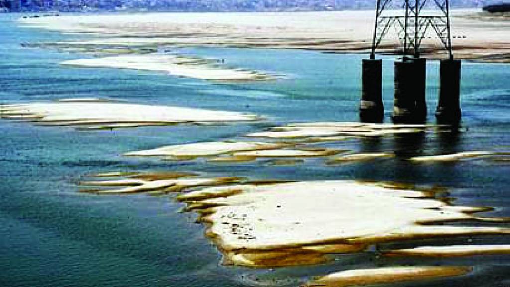 गर्मी का सितम: अप्रैल में ही घाटों को छोड़ने लगीं गंगा