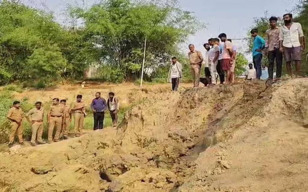 कौशांबी में मिट्‌टी का टीला ढहने से पांच लोगों की मौत, लोगों ने हाथ-फावड़े से मिट्‌टी हटाकर निकाला