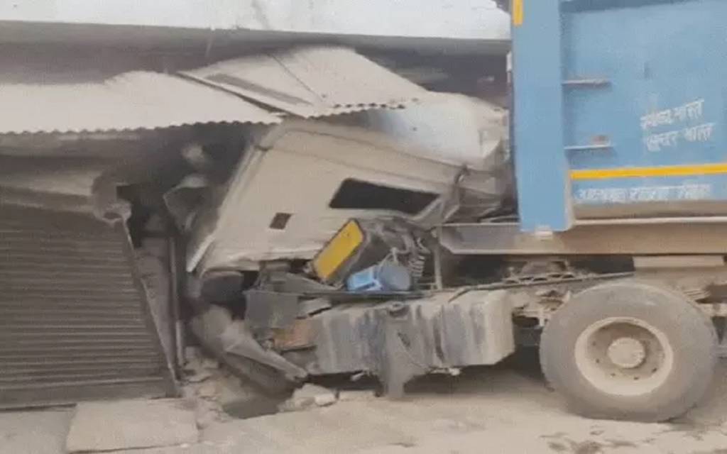 विदेश से लौटे पति को लेने जा रही पत्नी की मौत, डंपर से बोलेरो की टक्कर में 2 की मौत 5 घायल