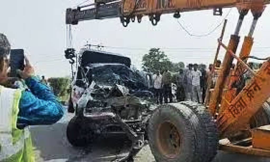 खड़े कैंटर से टकराई पुलिस की गाड़ी, पुलिस और अपराधी सहित 5 की मौत