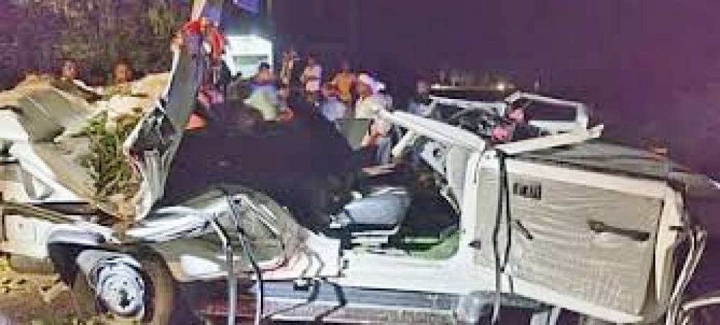 चलती बोलेरो पर गिरा पेड़, चालक समेत दो की मौत