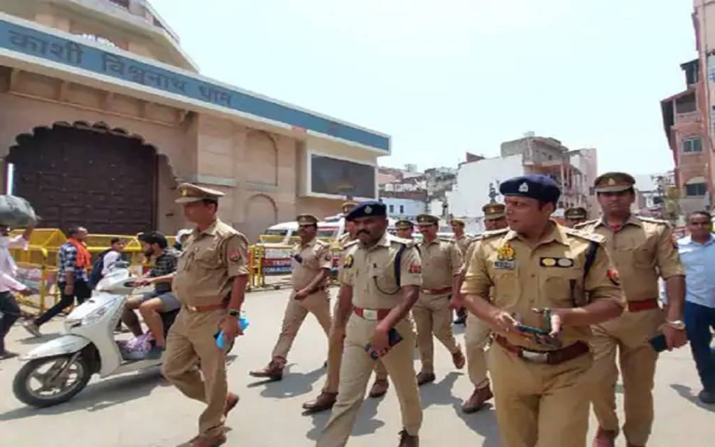 वाराणसी में सड़क पर उतरी पुलिस: कड़ी सुरक्षा के बीच नमाजियों ने अदा की जुमे की नमाज़, भारतीय सेना के लिए मांगी गई दुआ