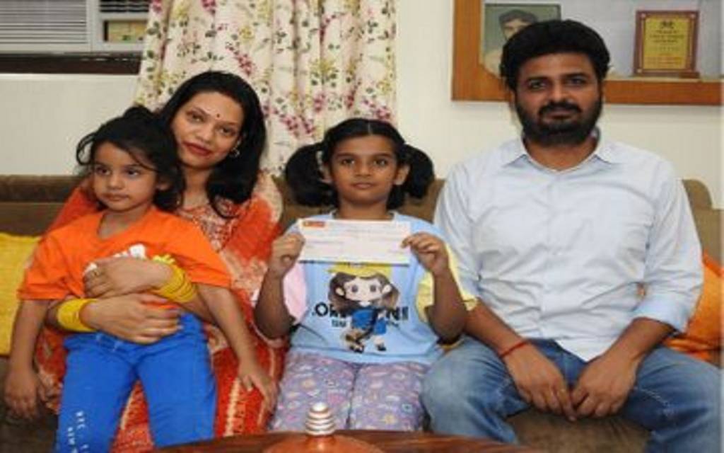 गोरखपुर की नन्हीं मानवी ने पीएम रिलीफ फंड में किए दान, बोला- 'पापा नहीं चाहिए खिलौने और कपड़े, सेना को दूंगी गुल्लक के पैसे