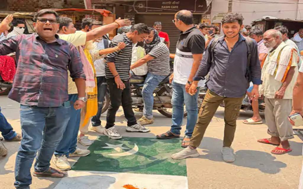वाराणसी में पाकिस्तान के खिलाफ जमकर विरोध-प्रदर्शन, सड़क पर बनाया गया पाक का झंडा, पैरों से रौंदा