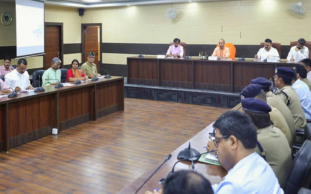 वाराणसी में योगी ने अफसरों को लगाई फटकार, :कहा- काम करने का तरीका ठीक करो; ऑपरेशन सिंदूर के बाद बढ़ाएं सतर्कता