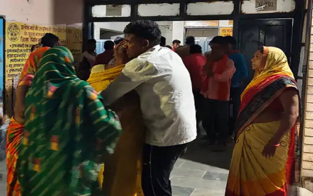 सिकंदरपुर में सड़क हादसे में मिस्त्री की मौत, बेटा शव से लिपटकर रट हुए बोला- पापा, मुझे भी साथ ले चलो