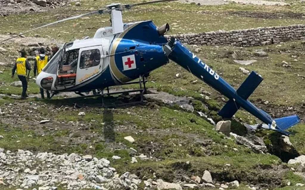केदारनाथ में एयर एंबुलेंस हेलिकॉप्टर क्रैश,लैंडिंग से ठीक पहले दो हिस्सों में बंटा हेलीकॉप्टर, सभी यात्री सुरक्षित