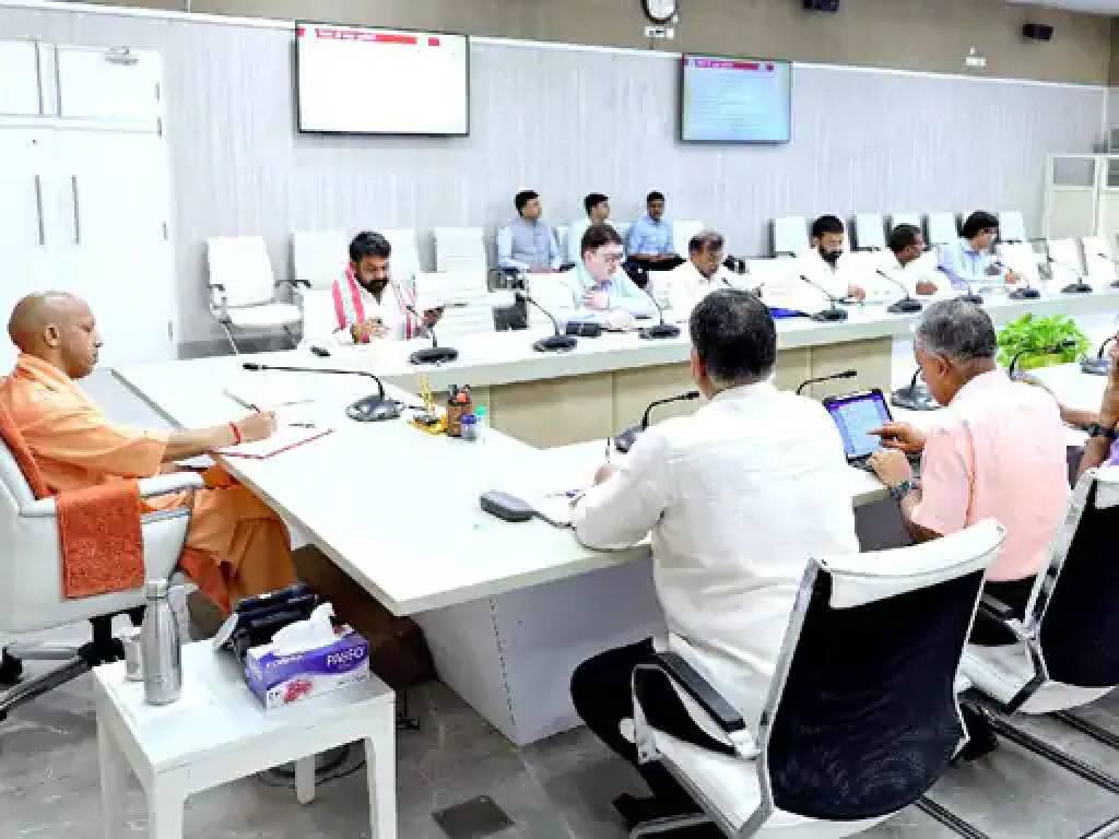 यूपी के हर मंडल में हों आयुष महाविद्यालय, एक ही जगह मिले सभी पद्धतियों की दवाएं: CM योगी के निर्देश