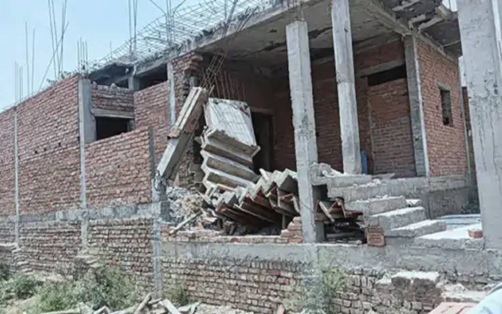 वाराणसी में निर्माणाधीन इमारत की छत गिरी, एक मजदूर की मौत, दूसरा घायल