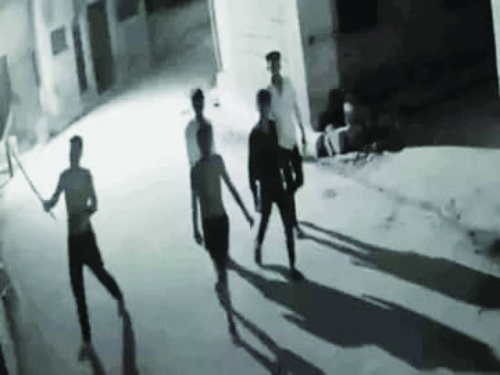 अराजकतत्वों ने आधी रात को डंडे से 40 सीसीटीवी तोड़ डाले