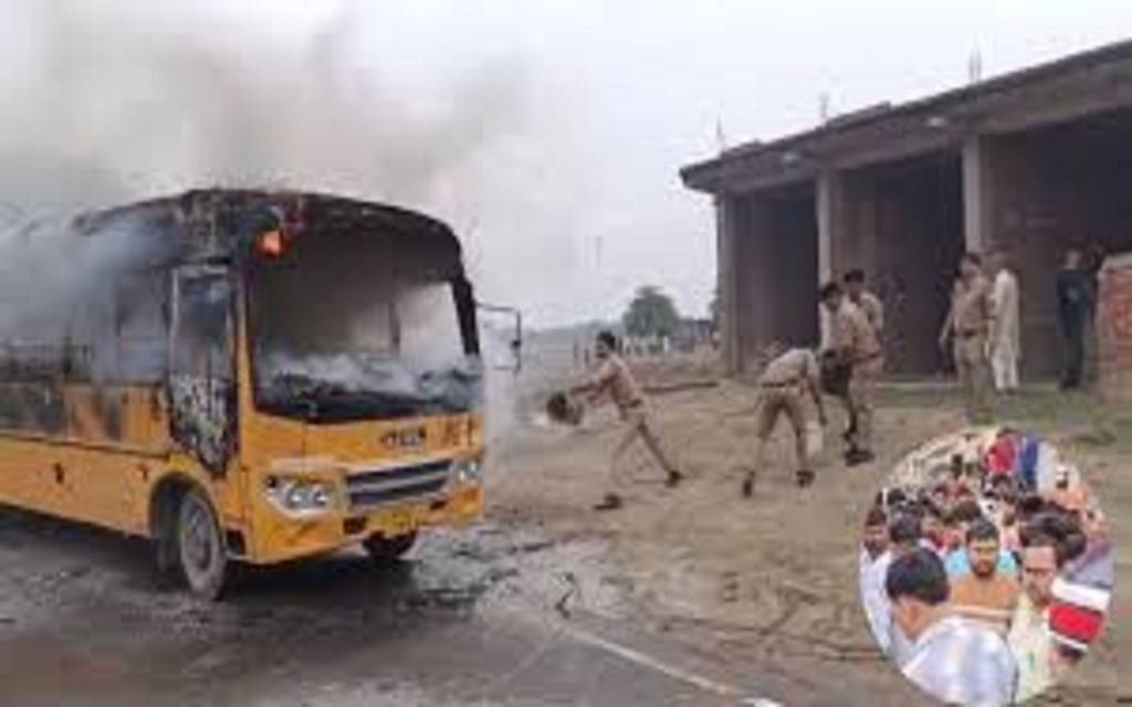 आजमगढ़ में स्कूली बस की चपेट में आने से बालक की मौत, नाराज ग्रामीणों ने बस में लगाई आग