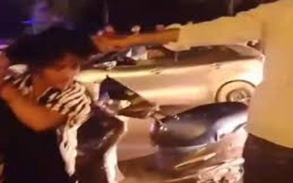 बाहरवाली संग घूम रहा था पति, घरवाली ने रंगेहाथ पकड़ा..... दौड़ा-दौड़ाकर पीटा