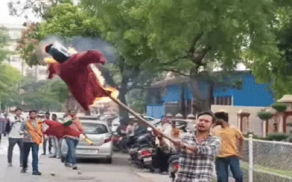 BHU में छात्रों का विरोध प्रदर्शन, MS-डायरेक्टर का फूंका पुतला,मुर्दाबाद के लगाए नारे
