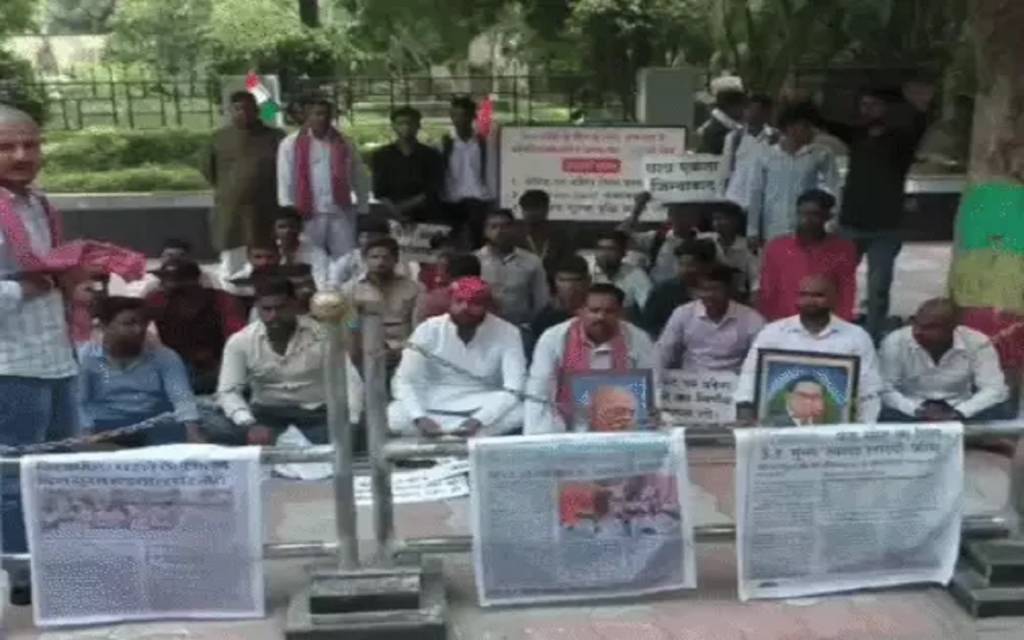 काशी विद्यापीठ में छात्रों का अनिश्चितकालीन धरना प्रदर्शन, 3 सूत्रीय मांगों को लेकर प्रशासनिक भवन के सामने कर रहे विरोध