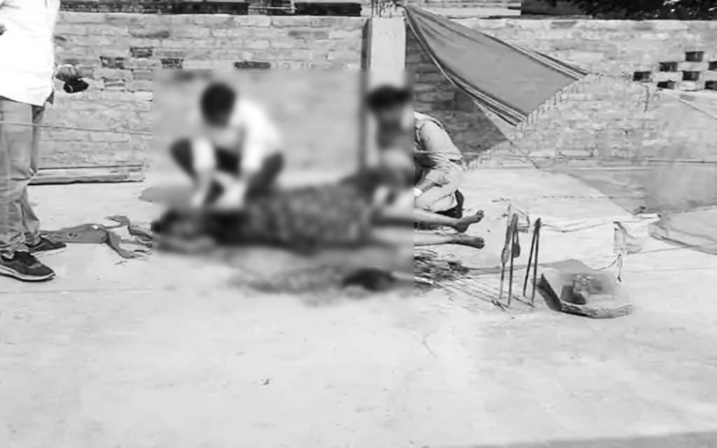 आजमगढ़ में महिला की पत्थर से कूचकर हत्या, छत पर मिली खून से लथपथ लाश