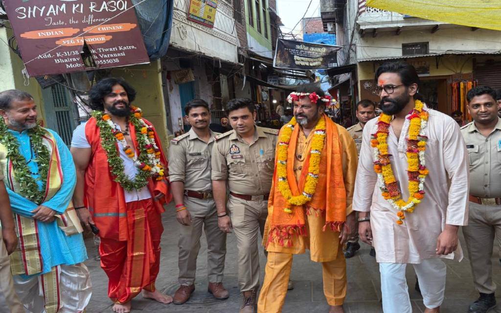 काशी पहुंचे साउथ के एक्टर मोहन बाबू: बाबा दरबार और काल भैरव मंदिर में लगाई हाजरी, फिल्म कनप्पा की सफलता के लिए की प्रार्थना