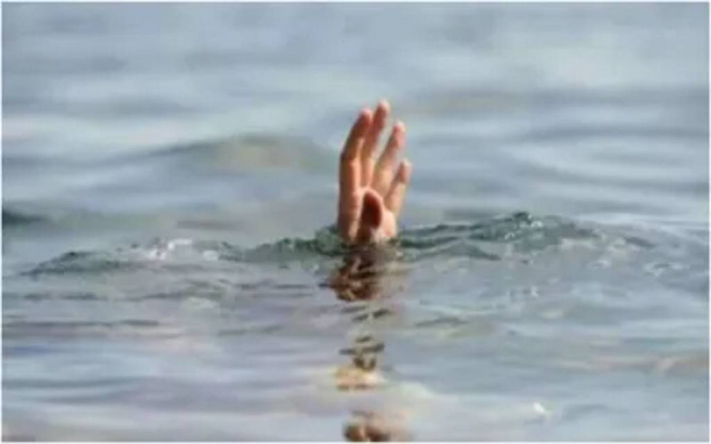 काशी घूमने आए देवरिया के दो किशोर गंगा में डूबे, एक की मौत, गोताखोरों ने एक को बचाया