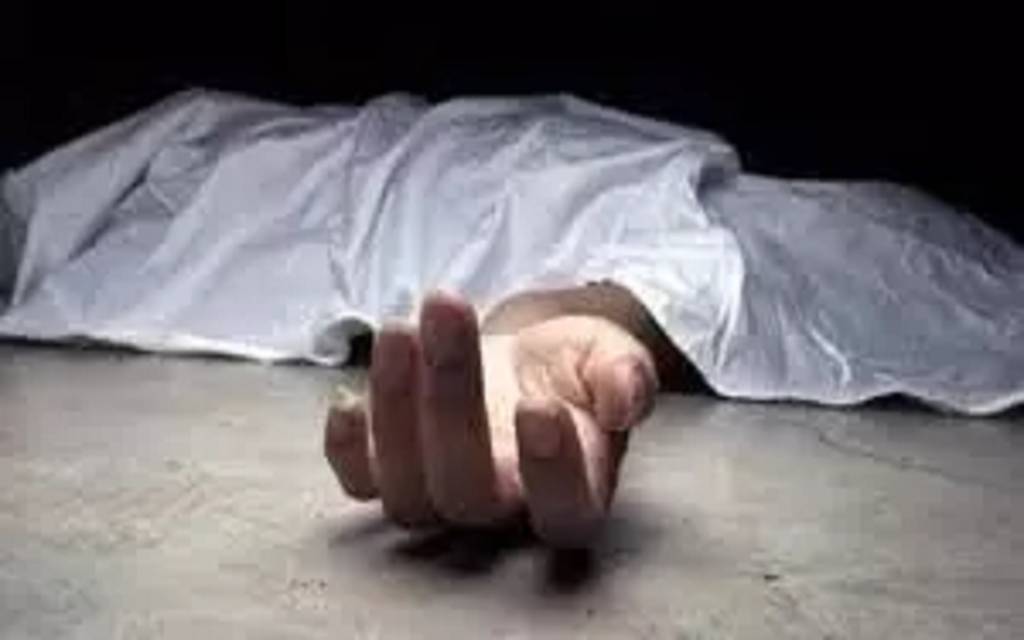 दुर्गंध से कालोनी में मची हलचल, कमरा खुला तो मिला महिला का शव