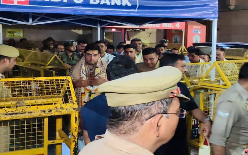 बाबा विश्वनाथ के दरबार में पहुंचे आकाश अंबानी, मत्था टेककर लिया आशीर्वाद, इतने करोड़ का किया दान