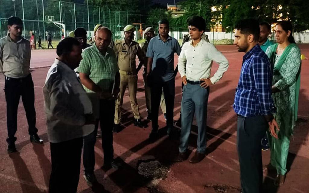 वाराणसी के लालपुर स्टेडियम पहुंचे खेल सचिव, एथलेटिक ट्रैक देख हुए नाराज, जिम्मेदारों को लगाई फटकार
