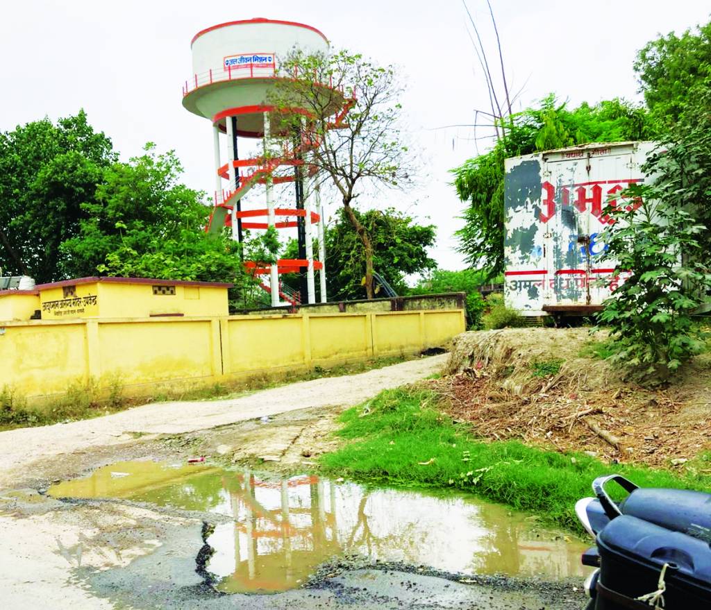 पूर्व क्षेत्र पंचायत सदस्य ने अर्ध नग्न हो दिया धरना