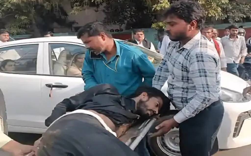 वाराणसी कलेक्ट्रेट में एडीएम बिल्डिंग से कूदा युवक, किन्नरों और अधिवक्ताओं में हुई थी झड़प