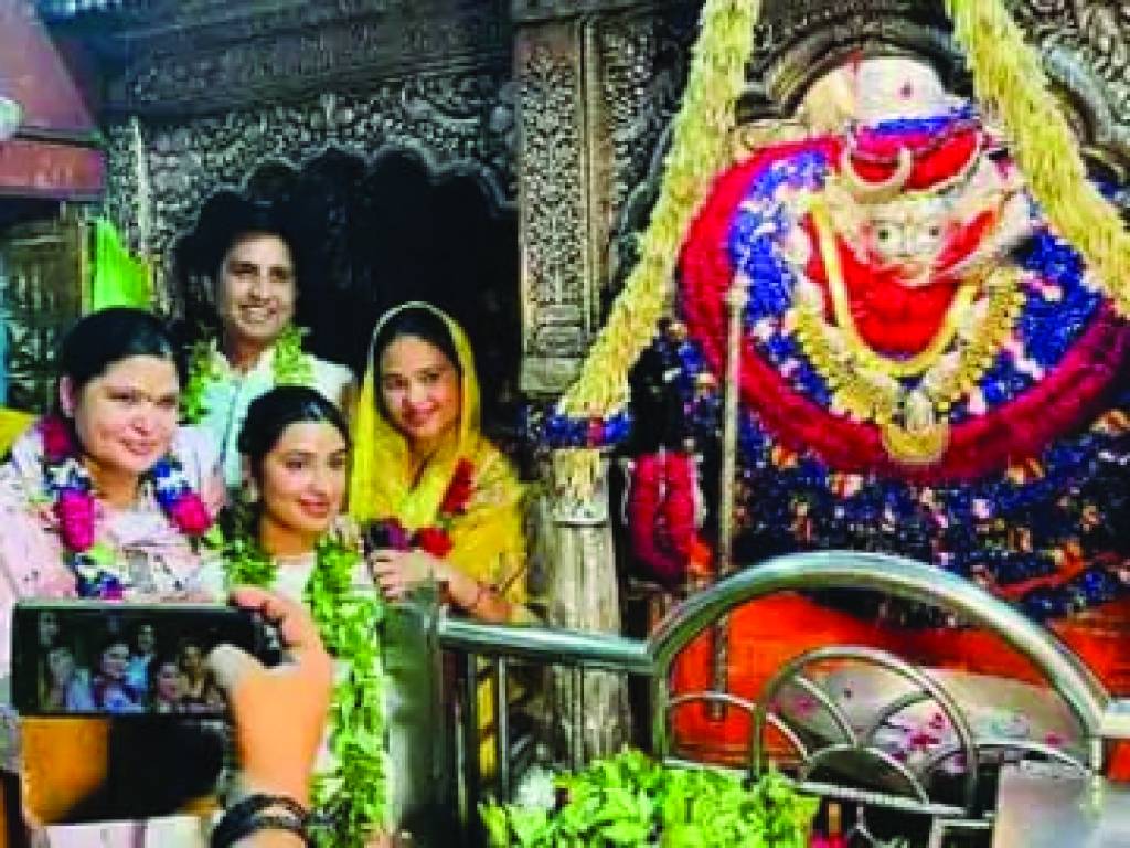 काशी पहुंचे प्रसिद्ध कवि डॉ. कुमार विश्वास