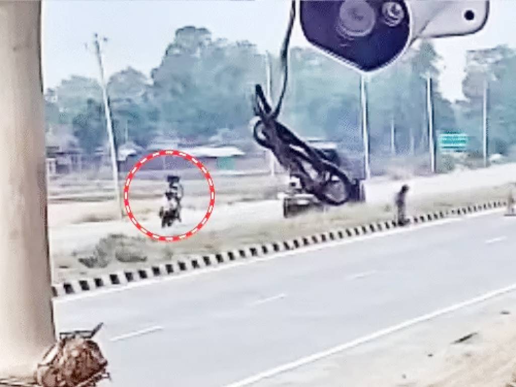 दर्दनाक हादसा: कार से बाइक टकराई...20 फीट तक लड़के उछले: 2 की मौत