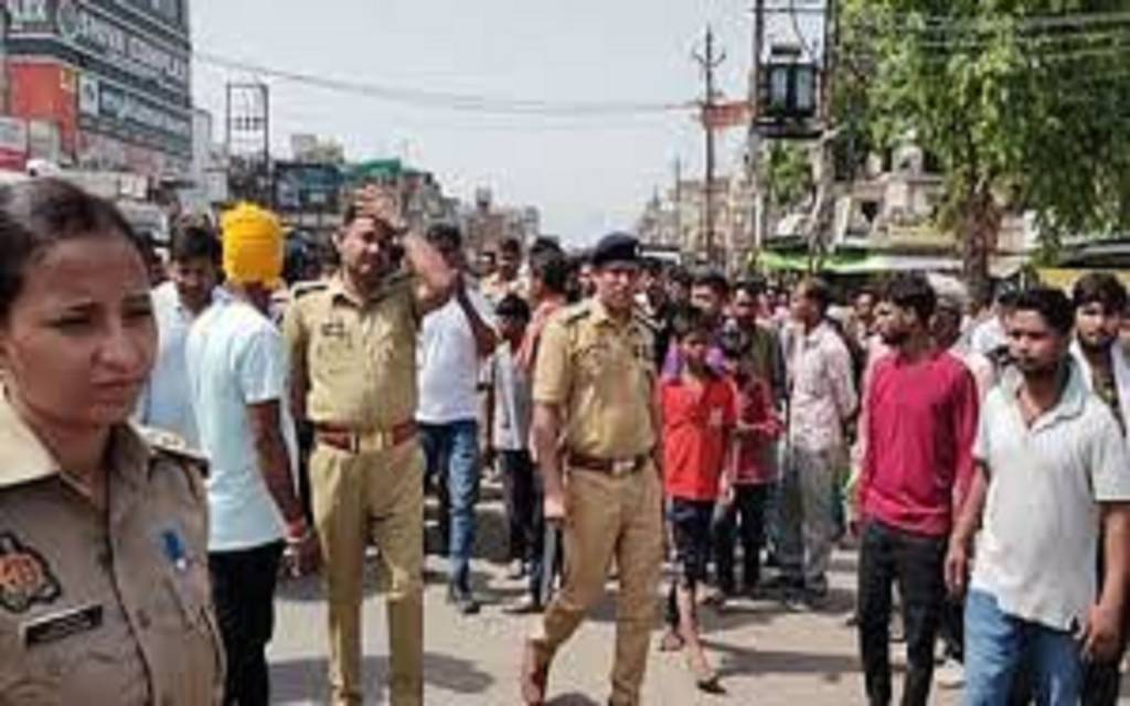मारपीट में घायल युवक की माैत के बाद लोगों ने सड़क पर किया हंगामा, आरोपी के घर बुलडोजर चलाने की मांग; दो दरोगा निलंबित
