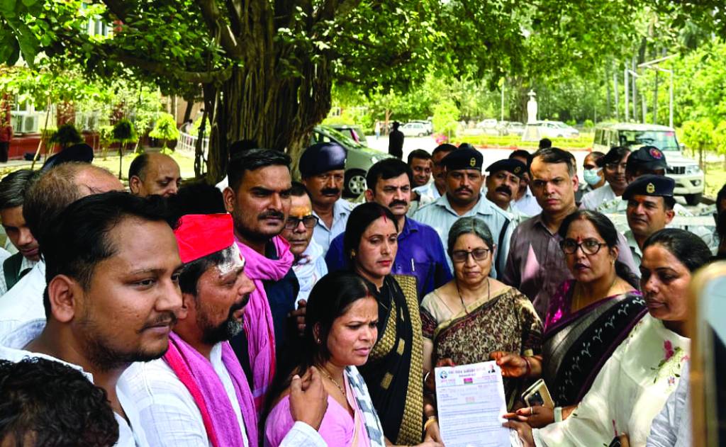 विवादों में बीएचयू : अब सपा का विरोध प्रदर्शन