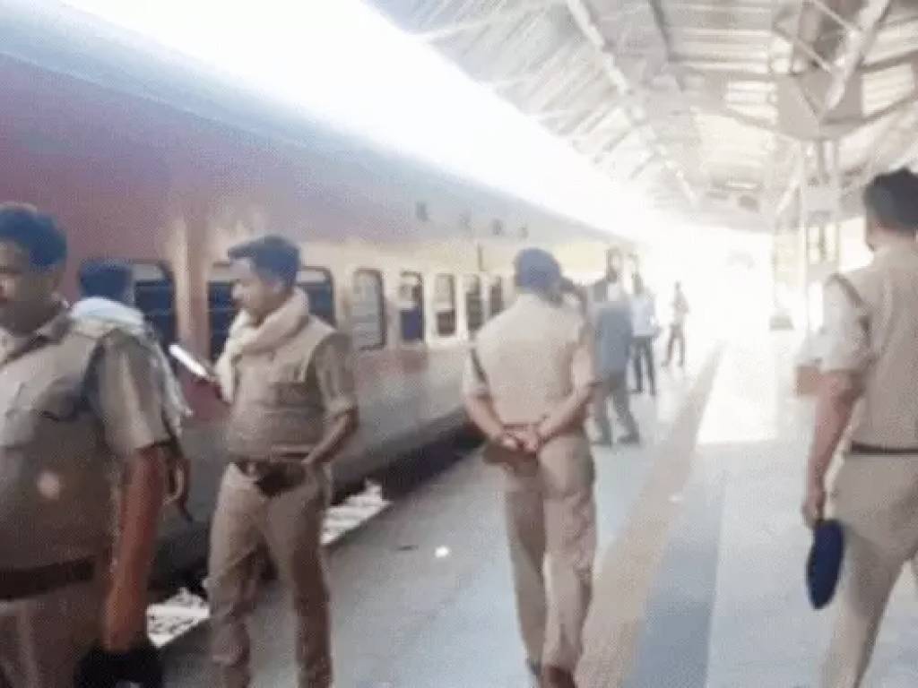 काशी एक्सप्रेस में बम की सूचना: जीआरपी और पुलिस कर रही तलाशी