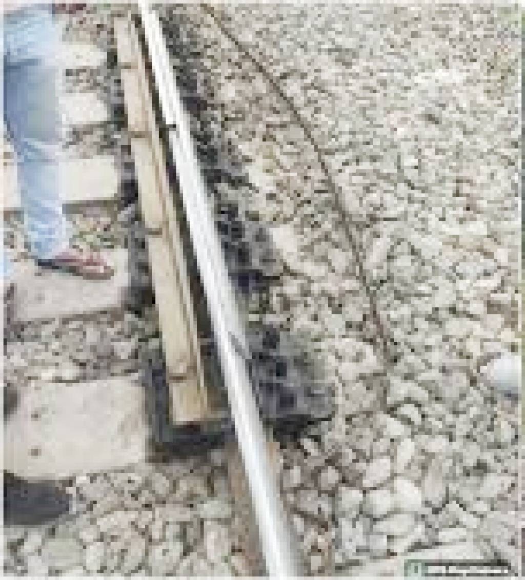 ट्रेन पलटाने की साजिश: रेलवे ट्रैक की कैंची में भरे मिले पत्थर