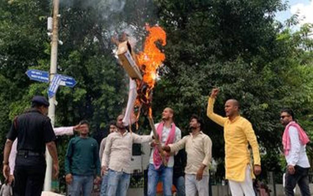 काशी विद्यापीठ में छात्रों ने फूंका कुलपति का पुतला, छात्र पर फर्जी FIR का आरोप, तीन मांगों को लेकर 22 दिन से जारी धरना