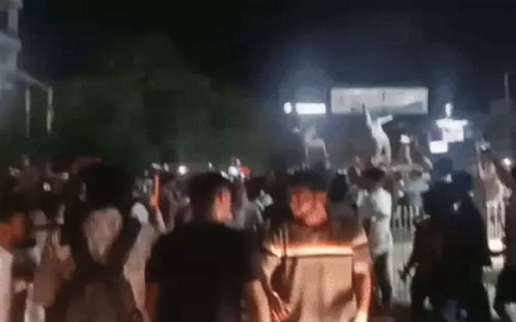 IPL में RCB की जीत पर काशी में जश्न : देर रात तक युवाओं ने मनाई ख़ुशी, जमकर की आतिशबाजी
