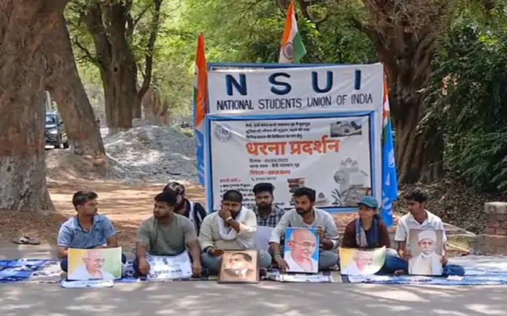 BHU में जलपान गृह में अव्यवस्थाओं के खिलाफ NSUI ने किया विरोध प्रदर्शन, 5 सूत्रीय मांगों का दिया ज्ञापन