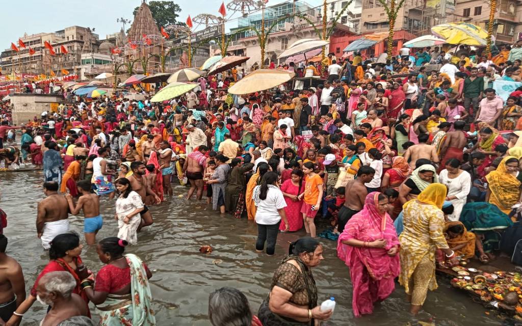 काशी में गंगा दशहरा पर उमड़ा श्रद्धा का सैलाब, लाखों ने लगाई आस्था की डुबकी