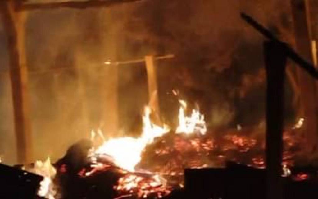 जमीनी विवाद ने ली हिंसक रूप, मड़ई में लगाई आग, घरेलू सामान जलकर राख
