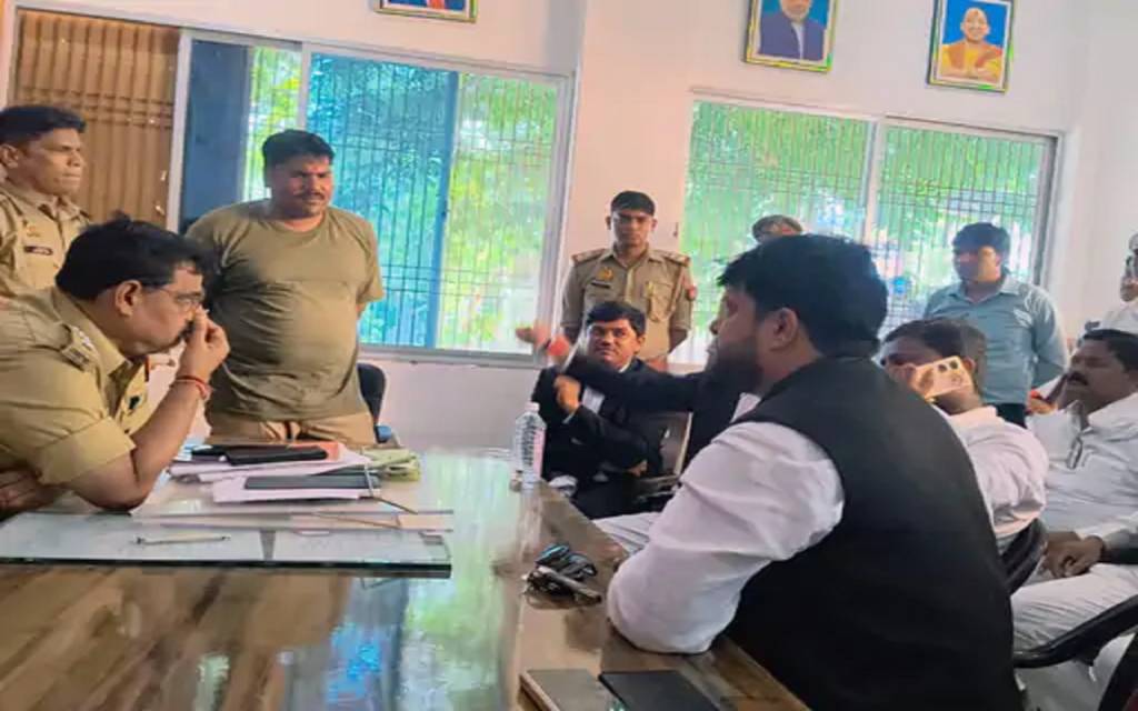 वाराणसी में जमीन की पंचायत के दौरान दो पक्ष भिड़े, चौकी प्रभारी की नोची नेम प्लेट, जानें मामला