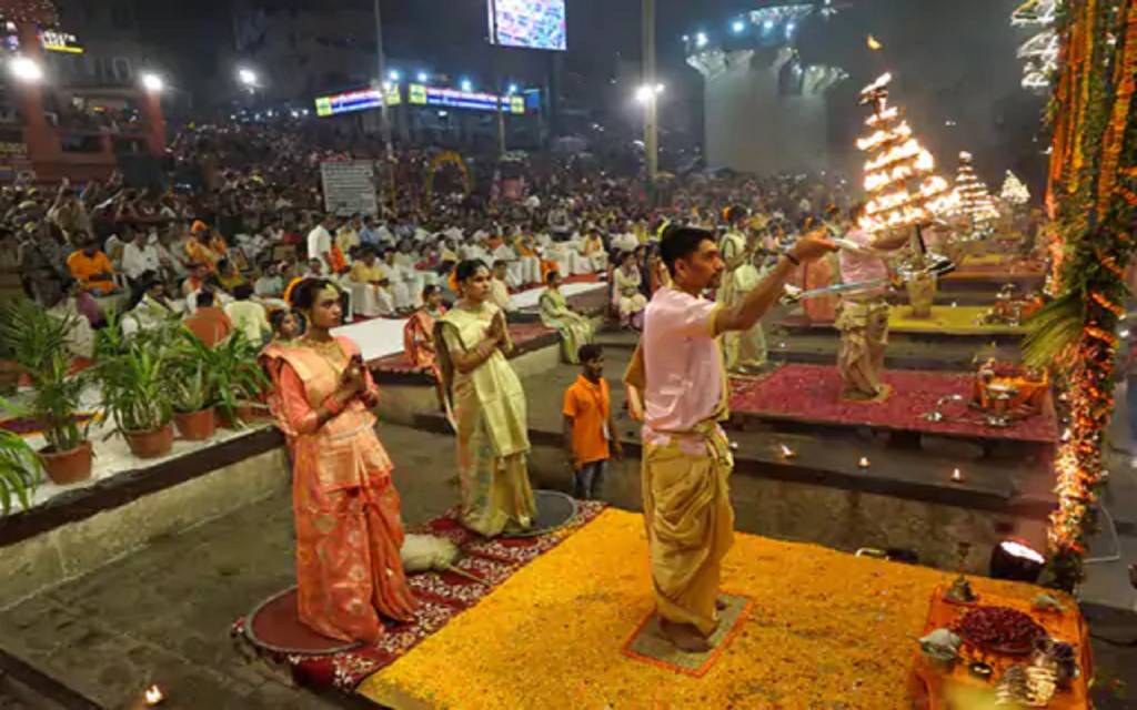 वाराणसी में धूमधाम से मनाया गंगा दशहरा, दीपों की जगमगाहट के बीच हुई गंगा आरती