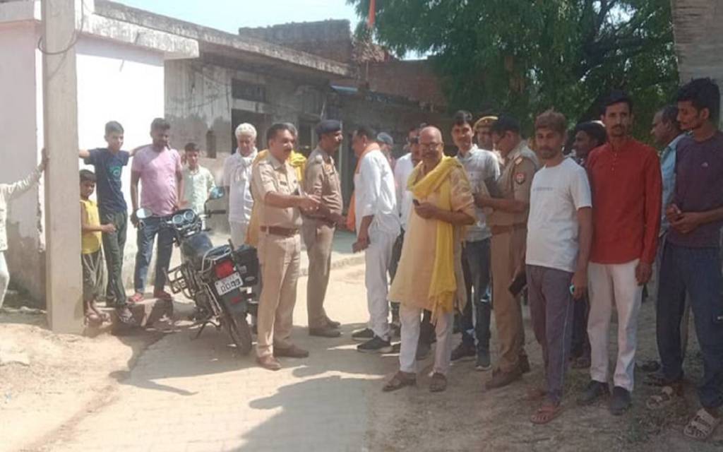 अमेठी में हनुमान मंदिर के पास मांस फेंकने से तनाव, पुलिस ने संभाला मामला