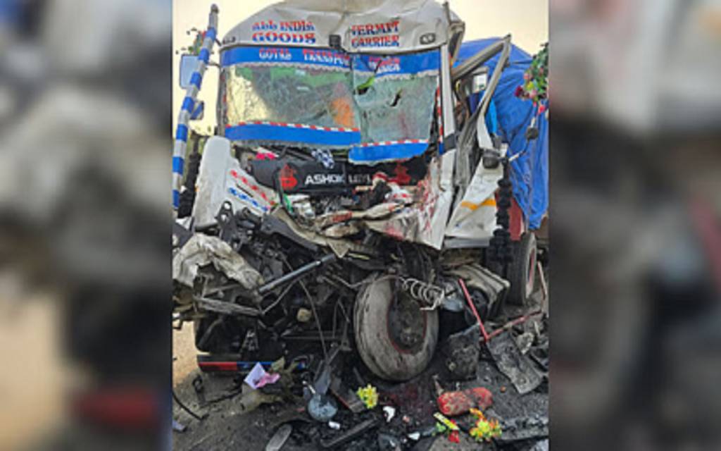 वाराणसी में तेज रफ्तार ट्रक में ट्रेलर ने मारी टक्कर, खलासी की मौत, चालक गंभीर रूप से घायल