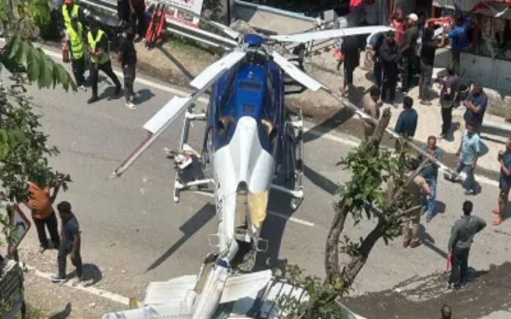 उत्तराखंड में हेलिकॉप्टर की सड़क पर इमरजेंसी लैंडिंग, पीछे का हिस्सा कार पर गिरा, मचा हड़कंप