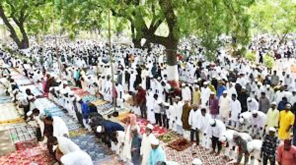 कुर्बानी के जज्बे के साथ लाखों मुसलमानों ने अदा की ईद-उल-अजहा की नमाज