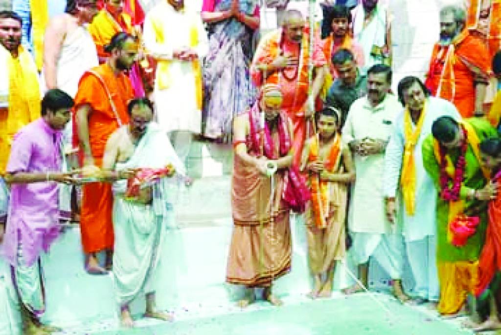 शंकराचार्य अविमुक्तेश्वरानंद ने किया विष्णु चरण पादुका पूजन