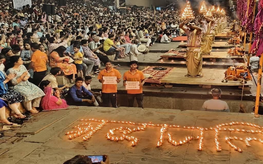 काशी के दशाश्वमेध घाट पर अहमदाबाद हादसे के पीड़ितों को श्रद्धांजलि, 1100 दीप जलाकर दी अंतिम विदाई